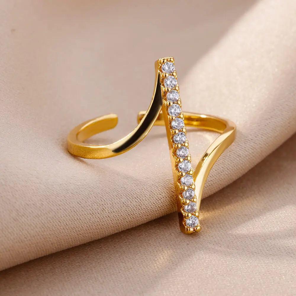 Anel Dourado Linear Curvo com Zircônia em Aço Inoxidável - Ravelle Luxe