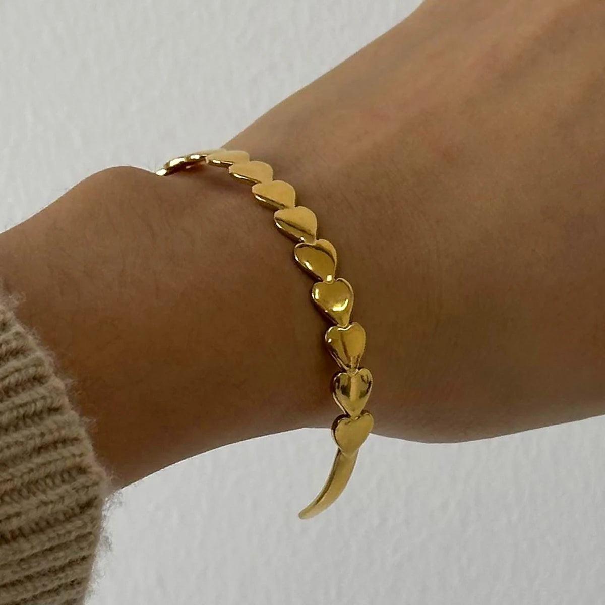 Bracelete Dourado Cuff com Coração Love Banhado em Ouro 18K - Ravelle Luxe