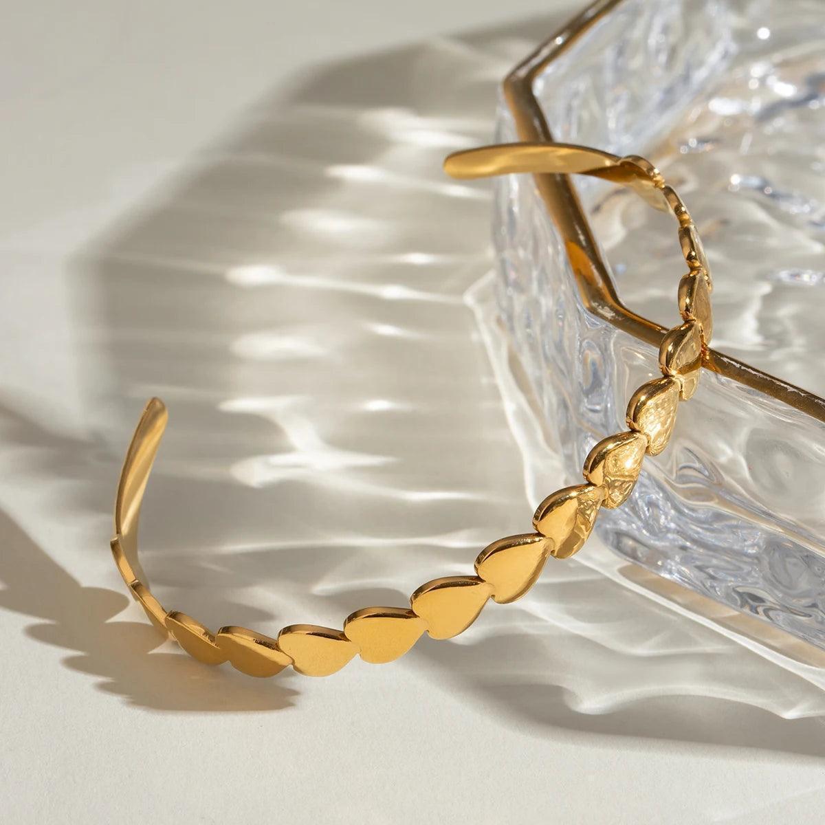 Bracelete Dourado Cuff com Coração Love Banhado em Ouro 18K - Ravelle Luxe