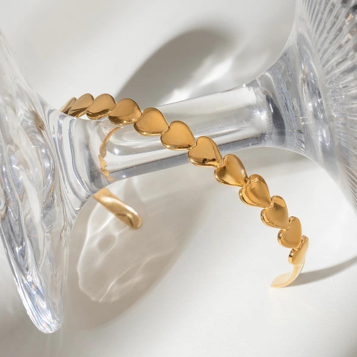 Bracelete Dourado Cuff com Coração Love Banhado em Ouro 18K - Ravelle Luxe