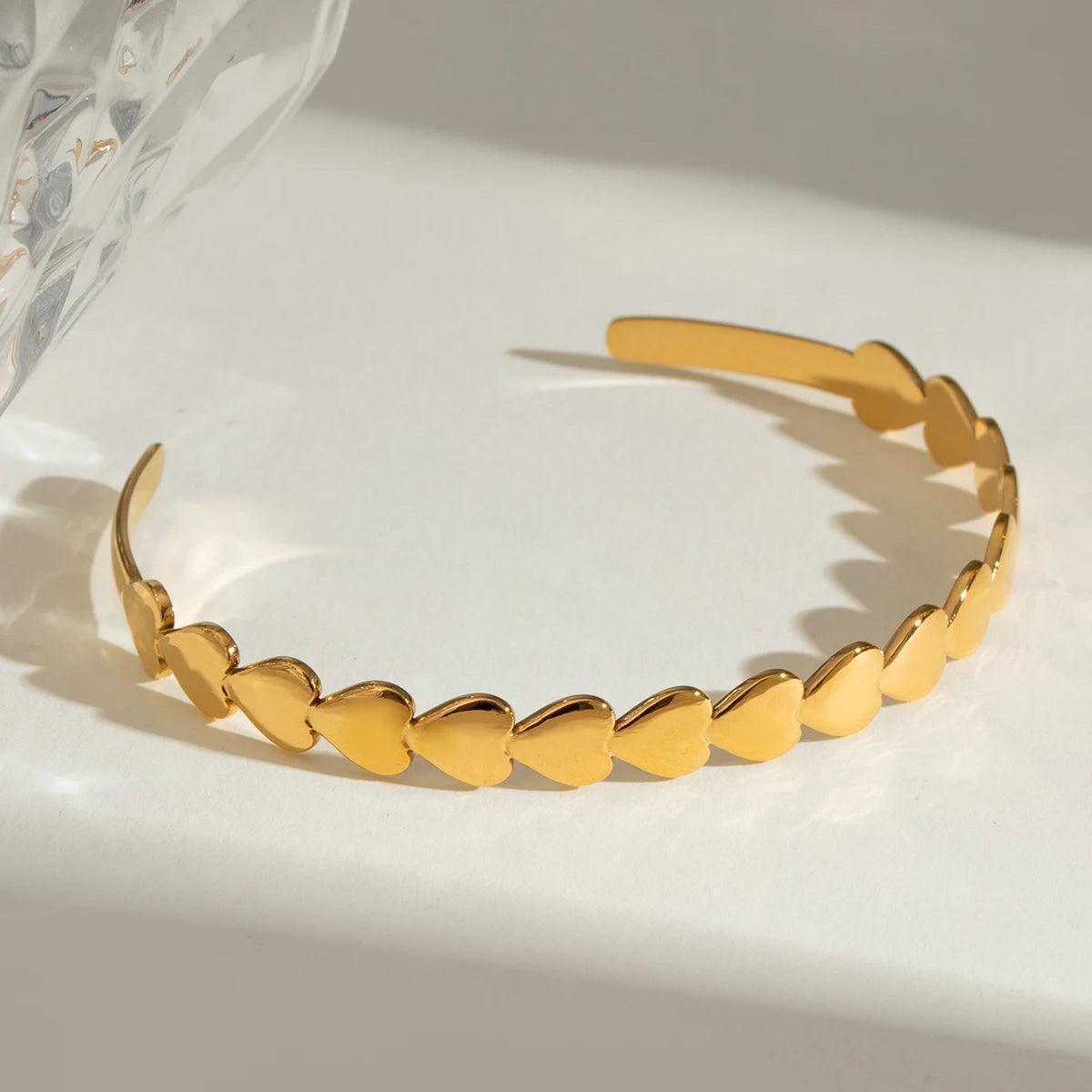 Bracelete Dourado Cuff com Coração Love Banhado em Ouro 18K - Ravelle Luxe