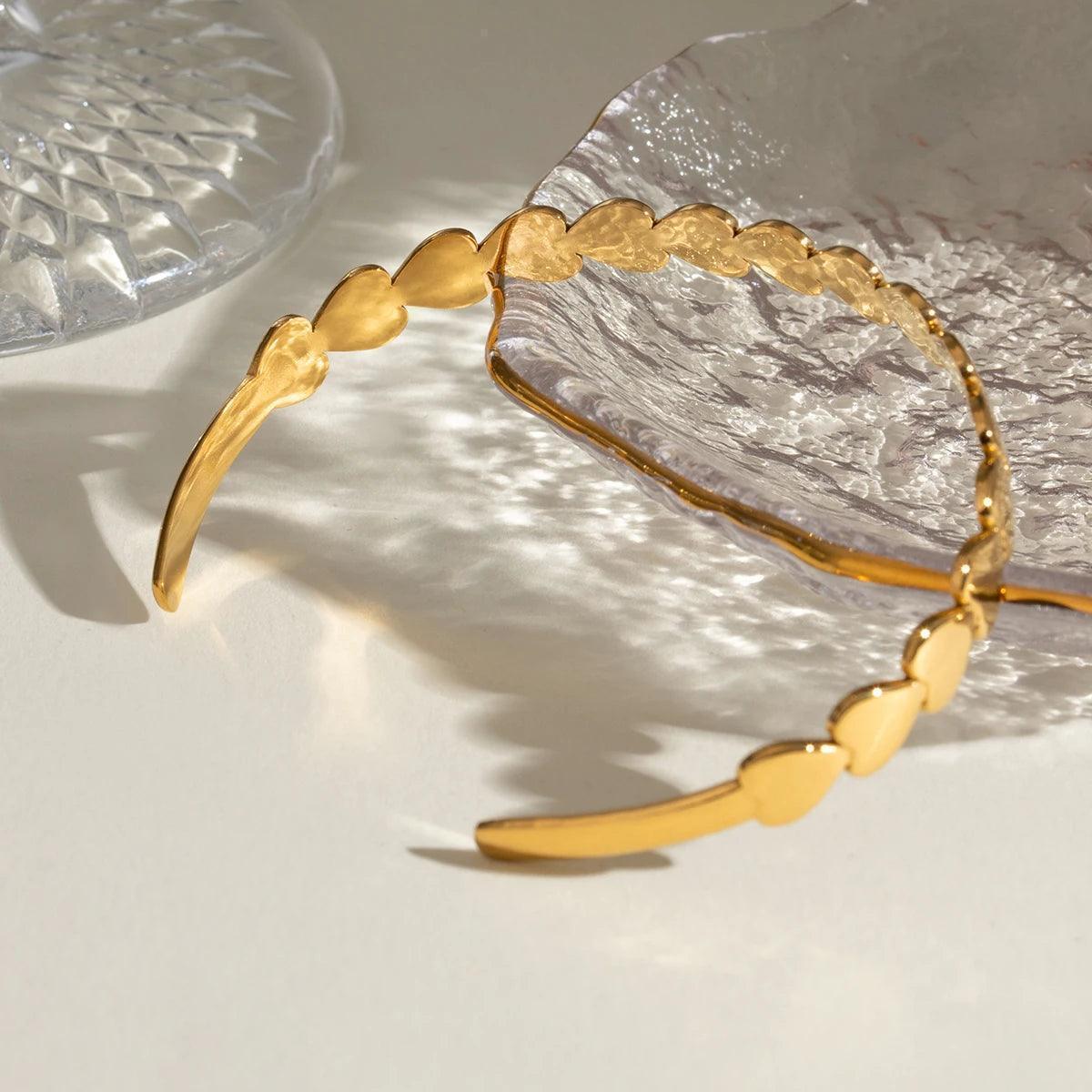 Bracelete Dourado Cuff com Coração Love Banhado em Ouro 18K - Ravelle Luxe