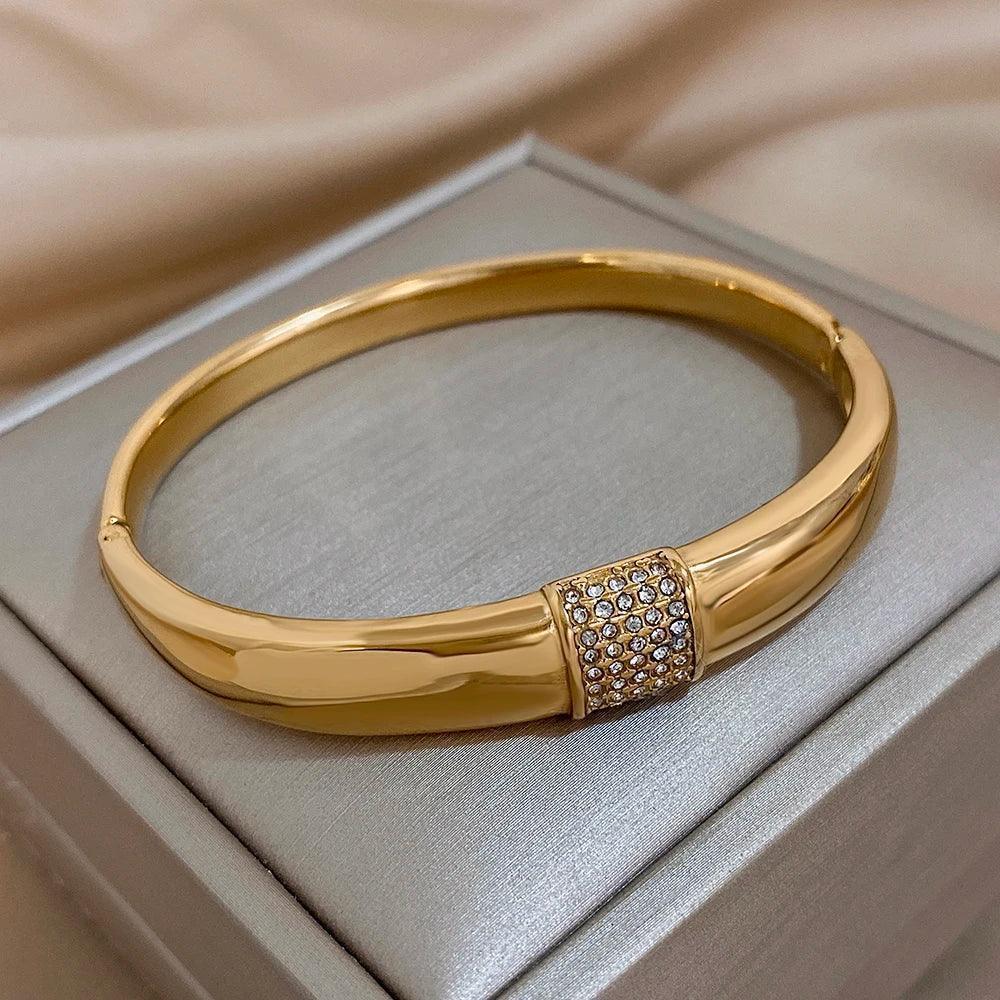 Bracelete Dourado Cuff com Zircônias Banhado em Ouro - Ravelle Luxe