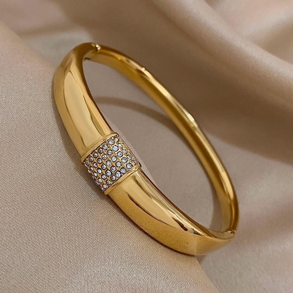 Bracelete Dourado Cuff com Zircônias Banhado em Ouro - Ravelle Luxe