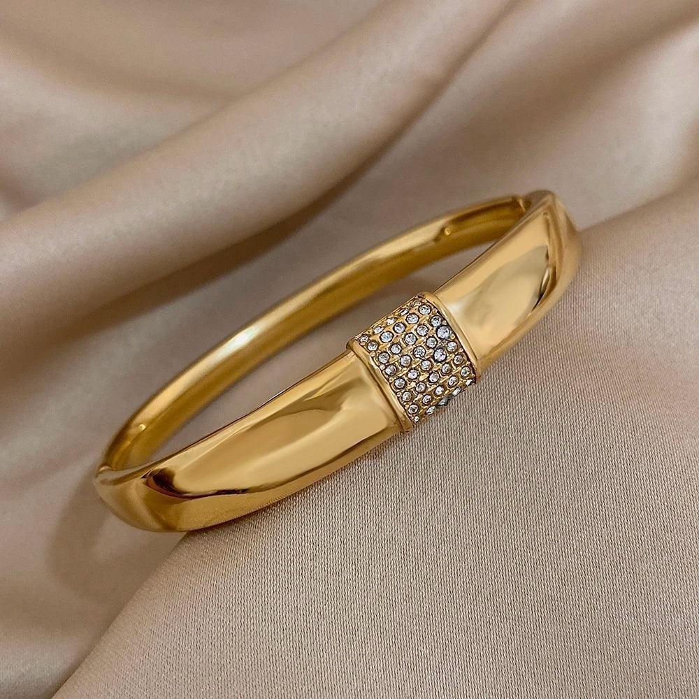 Bracelete Dourado Cuff com Zircônias Banhado em Ouro - Ravelle Luxe