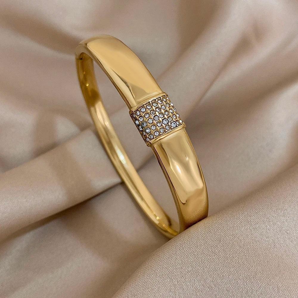 Bracelete Dourado Cuff com Zircônias Banhado em Ouro - Ravelle Luxe