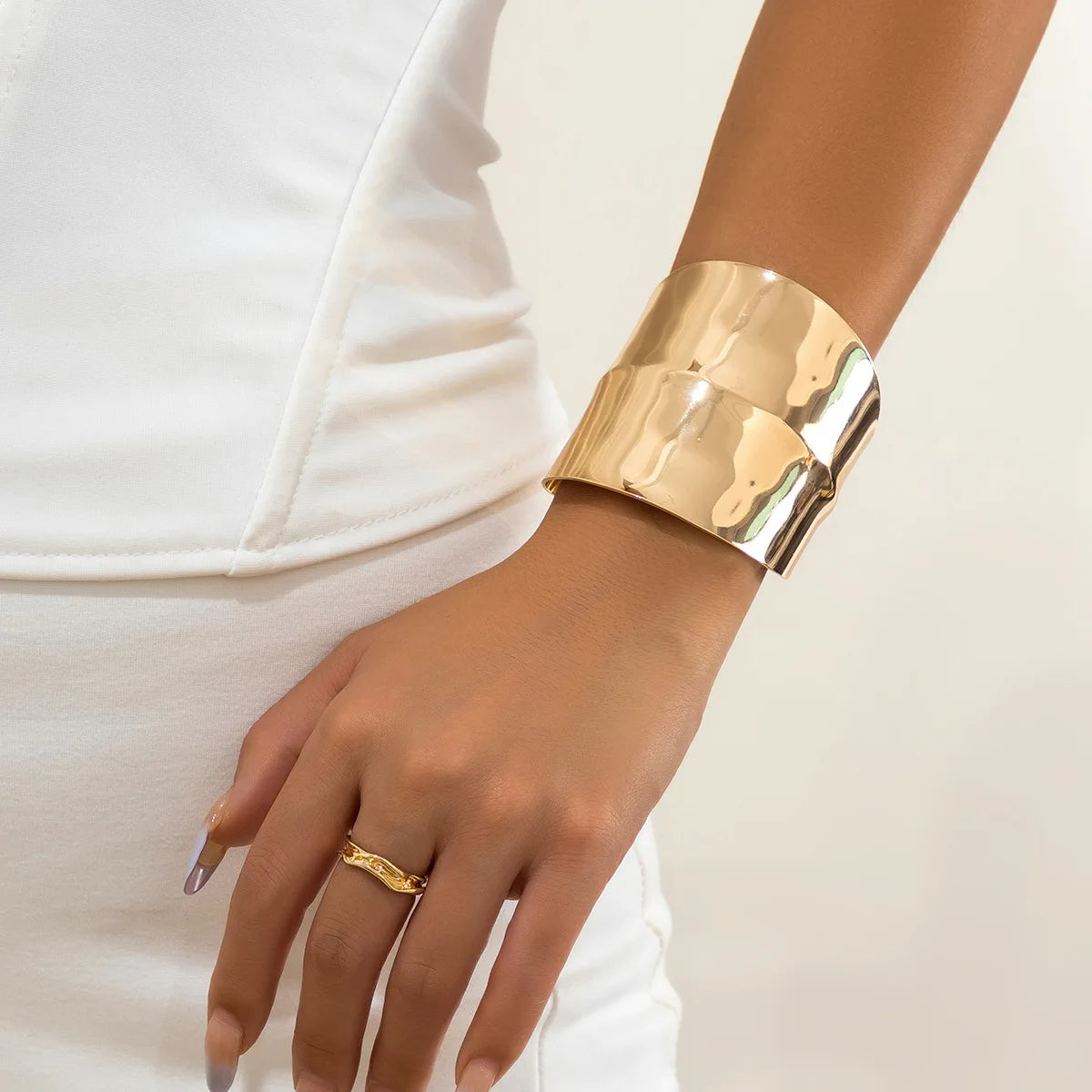 Bracelete Dourado Punk Aberto em Aço Inoxidável - Ravelle Luxe