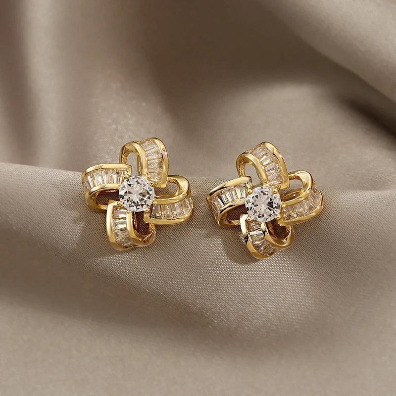 Brinco Dourado Cata Vento com Zircônia Foleado em Ouro 14k - Ravelle Luxe