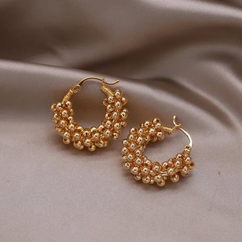 Brinco Dourado de Argola com Miçangas em Aço Inoxidável e Zircônia - Ravelle Luxe