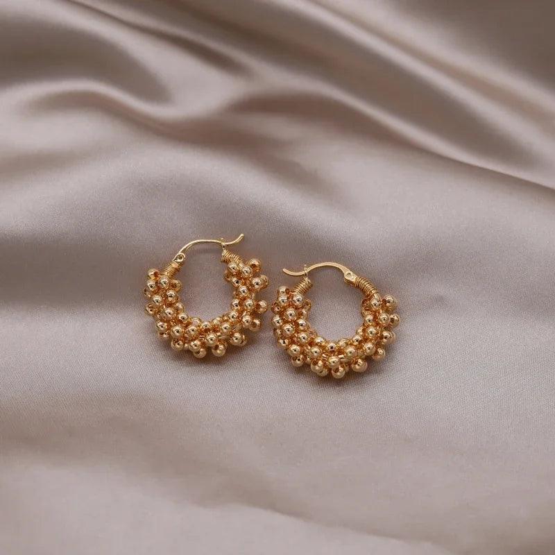 Brinco Dourado de Argola com Miçangas em Aço Inoxidável e Zircônia - Ravelle Luxe