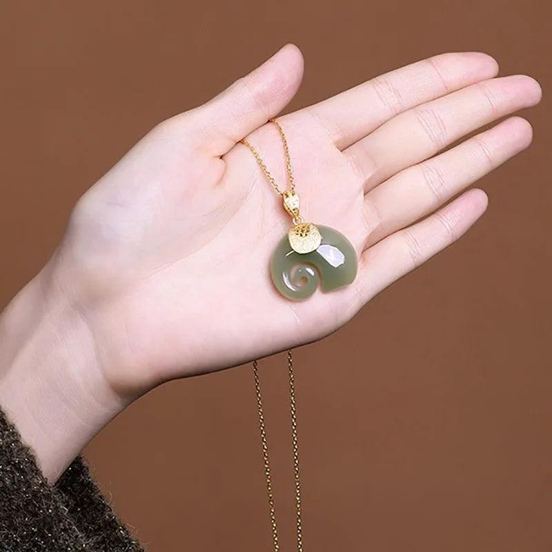 Colar Dourado Elefante com Jade Natural Verde Banhado em Ouro 18K - Ravelle Luxe