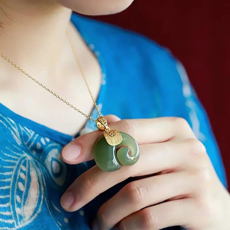 Colar Dourado Elefante com Jade Natural Verde Banhado em Ouro 18K - Ravelle Luxe