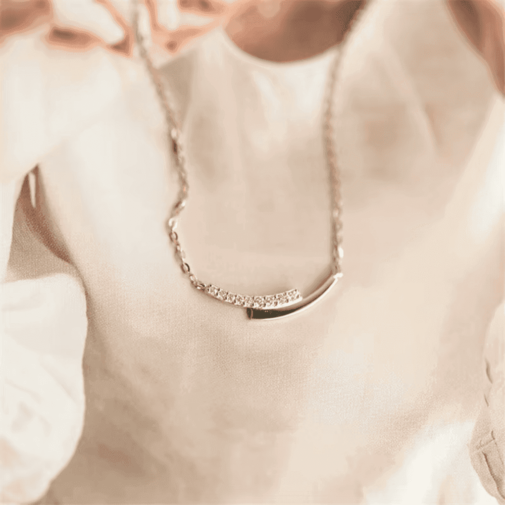 Colar Dourado Elegante Smile Clavicular em Aço Inoxidável - Ravelle Luxe