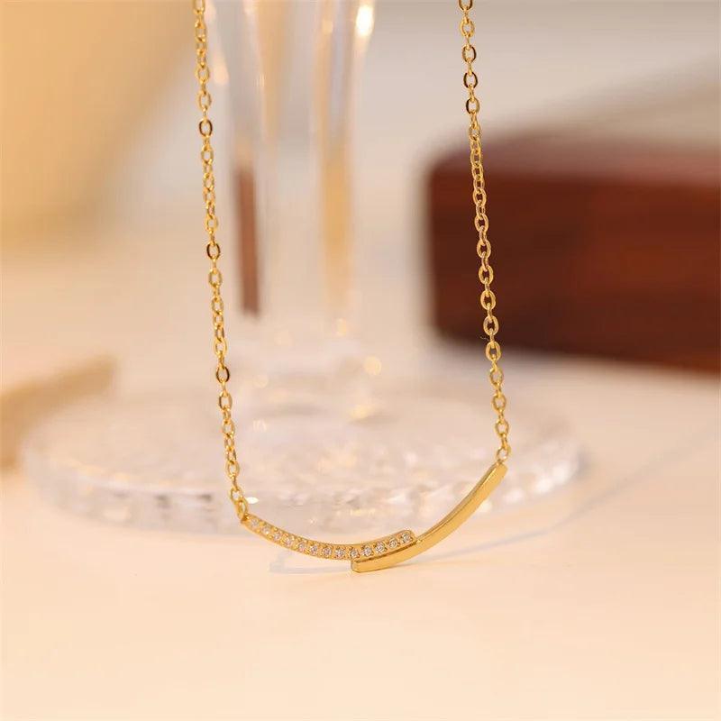 Colar Dourado Elegante Smile Clavicular em Aço Inoxidável - Ravelle Luxe