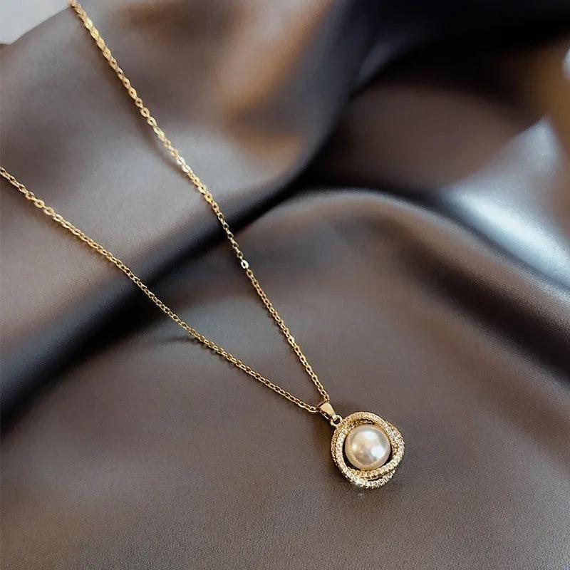 Colar Dourado Luxuoso com Pérola e Corrente em Aço Inoxidável com Zircônia - Ravelle Luxe
