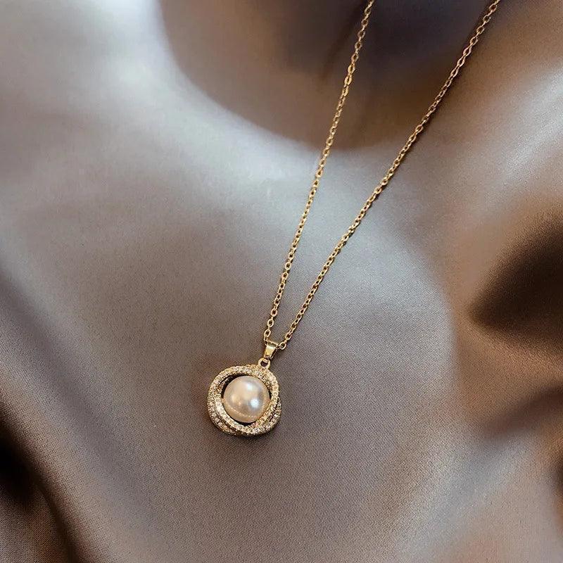 Colar Dourado Luxuoso com Pérola e Corrente em Aço Inoxidável com Zircônia - Ravelle Luxe