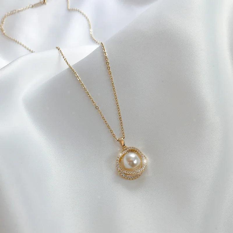 Colar Dourado Luxuoso com Pérola e Corrente em Aço Inoxidável com Zircônia - Ravelle Luxe