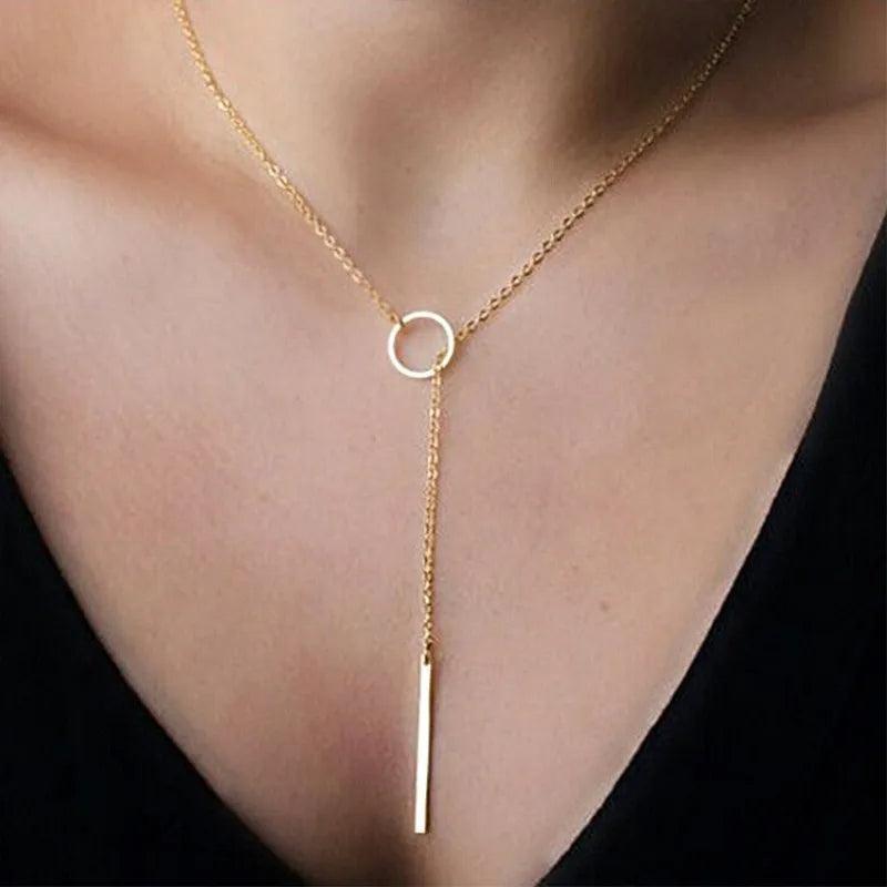 Colar Dourado Moderno com Pingente em Barra Atravessado - Ravelle Luxe