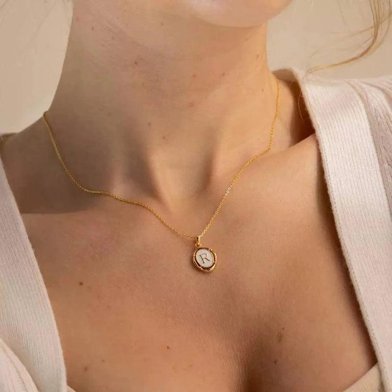 Colar Dourado com Pingente de Espelho com Letras Iniciais em Prata Esterlina 925 - Ravelle Luxe