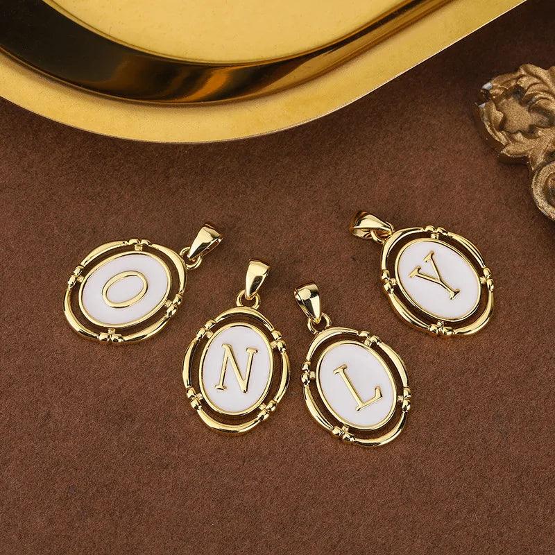 Colar Dourado com Pingente de Espelho com Letras Iniciais em Prata Esterlina 925 - Ravelle Luxe