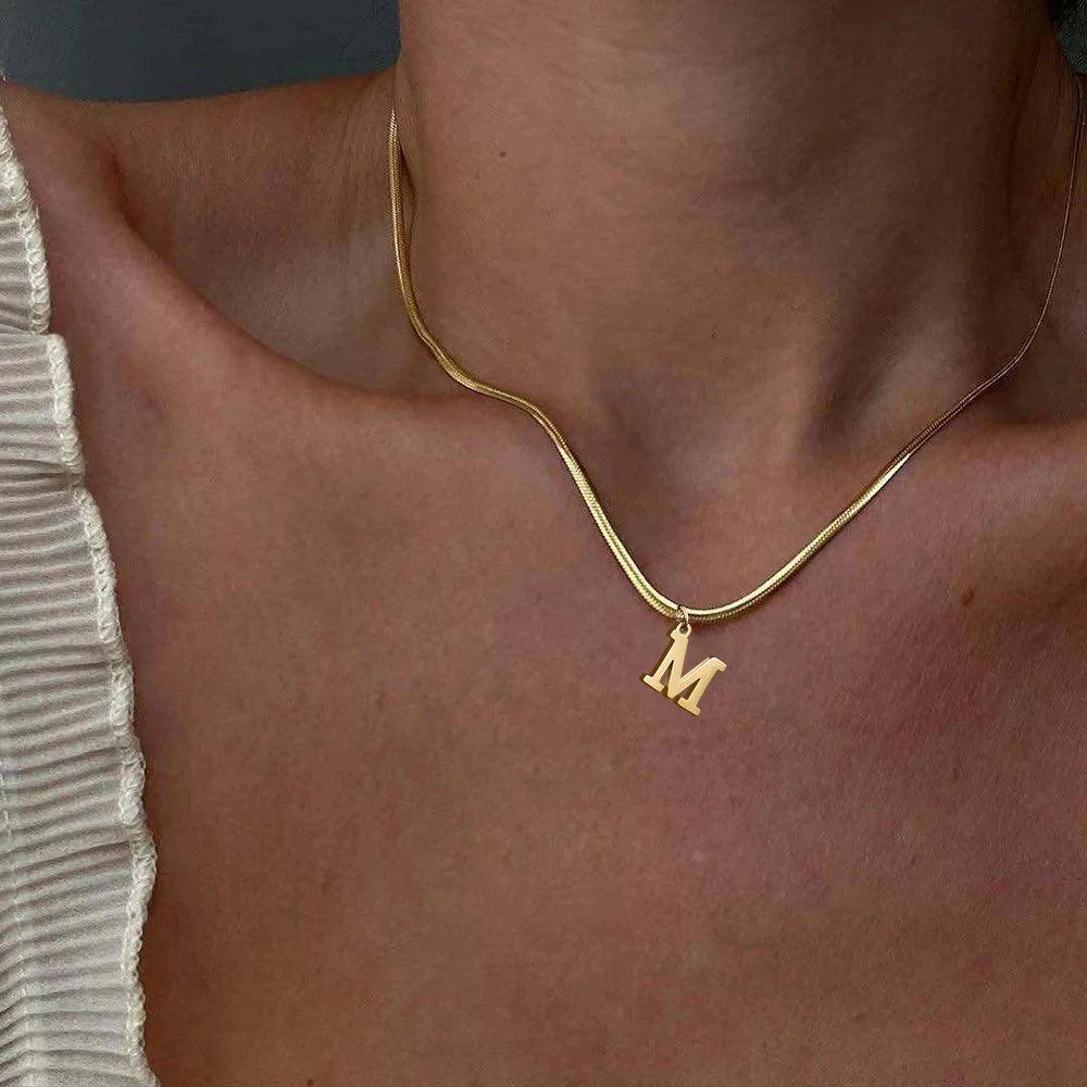 Colar Dourado com Pingente de Letras Iniciais - Corrente Cobra - Banhado em Ouro - Ravelle Luxe