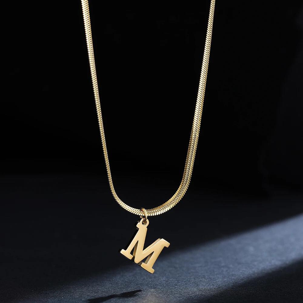 Colar Dourado com Pingente de Letras Iniciais - Corrente Cobra - Banhado em Ouro - Ravelle Luxe