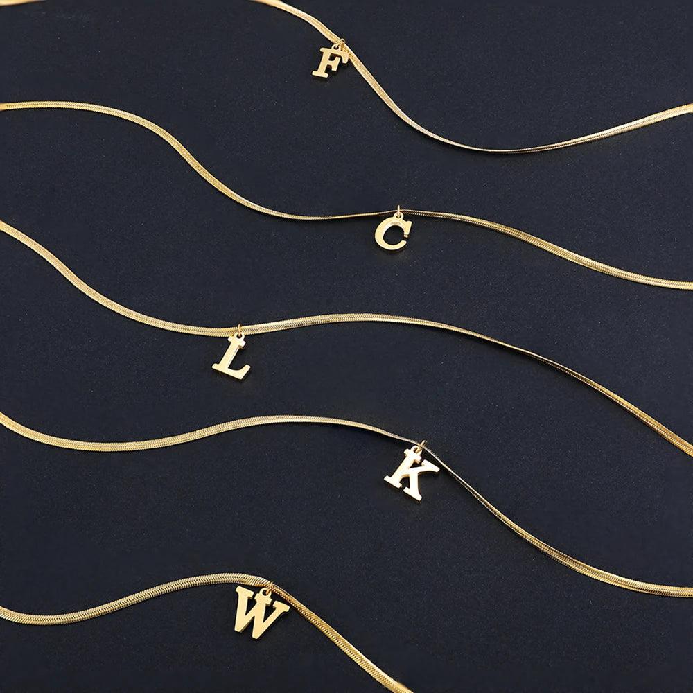 Colar Dourado com Pingente de Letras Iniciais - Corrente Cobra - Banhado em Ouro - Ravelle Luxe