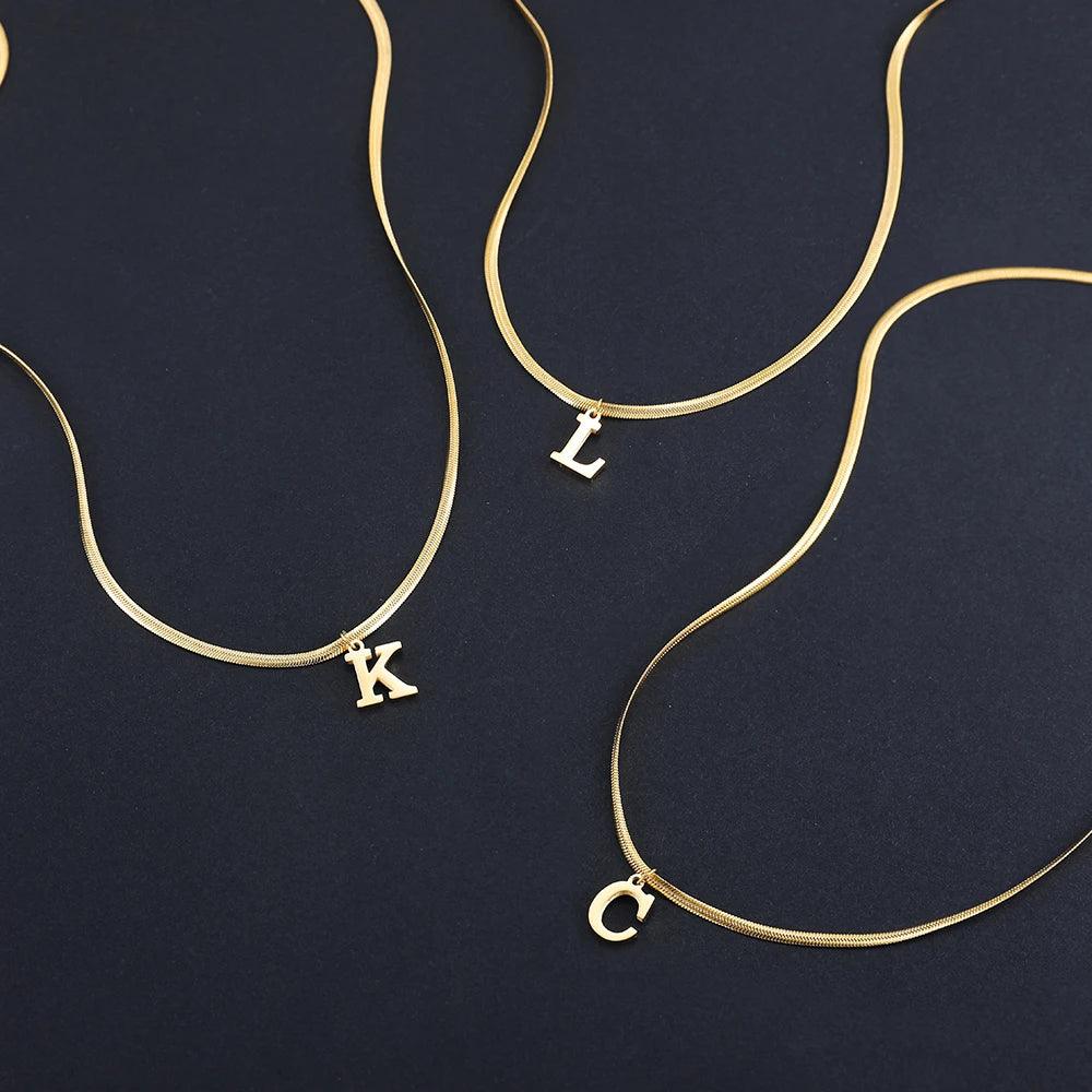 Colar Dourado com Pingente de Letras Iniciais - Corrente Cobra - Banhado em Ouro - Ravelle Luxe