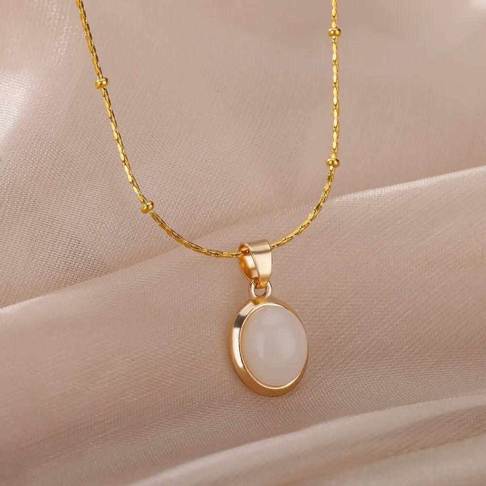 Colar Dourado com Pingente de Pedra Oval Branca em Aço Inoxidável - Ravelle Luxe