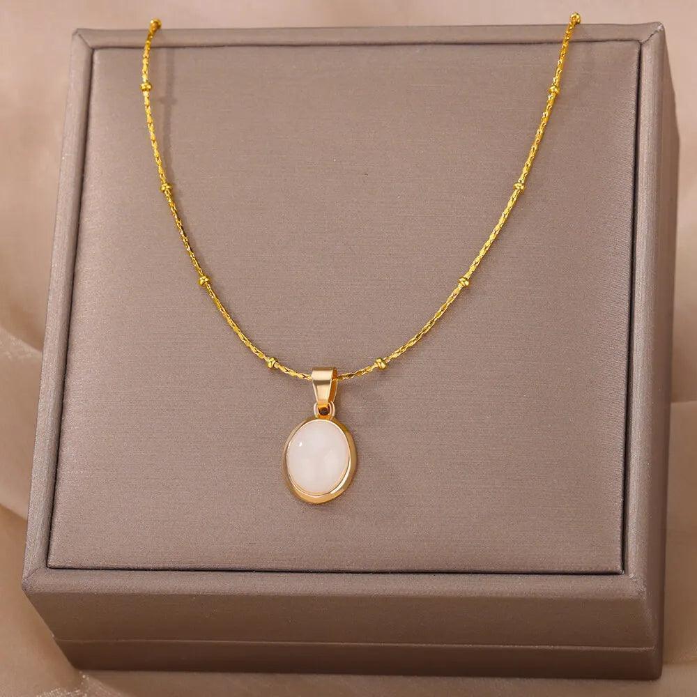 Colar Dourado com Pingente de Pedra Oval Branca em Aço Inoxidável - Ravelle Luxe