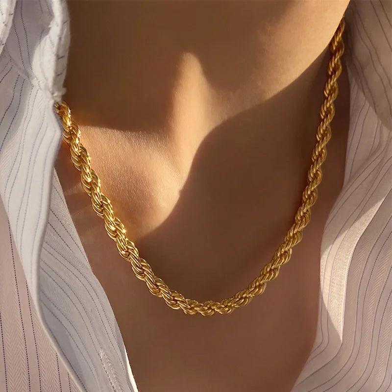 Colar Dourado de Elos Torcidos em Aço Inoxidável - Ravelle Luxe