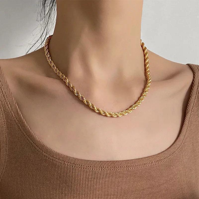 Colar Dourado de Elos Torcidos em Aço Inoxidável - Ravelle Luxe