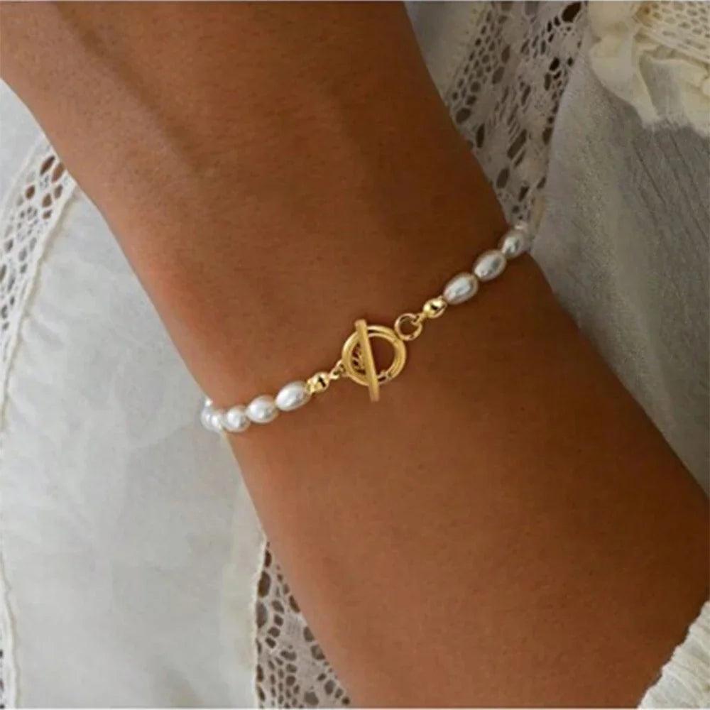 Pulseira Dourada Pérolas Ovaladas com Fecho OT em Aço Inoxidável - Ravelle Luxe