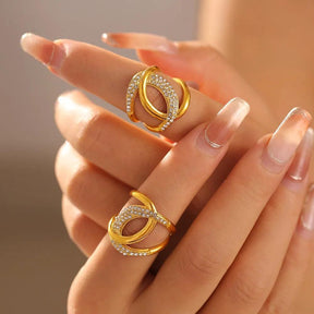 Anel Dourado C de Hip Hop com Zircônia Banhado em Ouro 18k - Ravelle Luxe