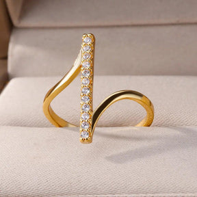 Anel Dourado Linear Curvo com Zircônia em Aço Inoxidável - Ravelle Luxe