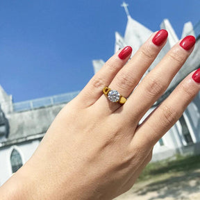 Anel Dourado de Noivado Clássico com Moissanita Redonda Banhado em Ouro 18K - Ravelle Luxe
