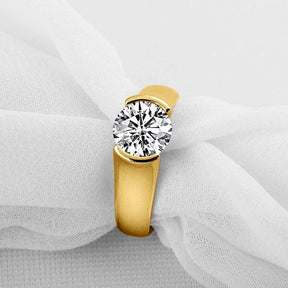 Anel Dourado de Noivado Clássico com Moissanita Redonda Banhado em Ouro 18K - Ravelle Luxe