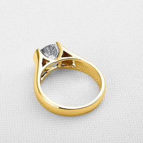 Anel Dourado de Noivado Clássico com Moissanita Redonda Banhado em Ouro 18K - Ravelle Luxe