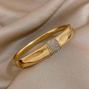 Bracelete Dourado Cuff com Zircônias Banhado em Ouro - Ravelle Luxe