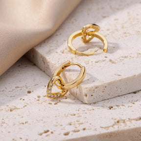 Brinco Dourado Coração Vazado com Zircônia Banhado em Ouro - Ravelle Luxe