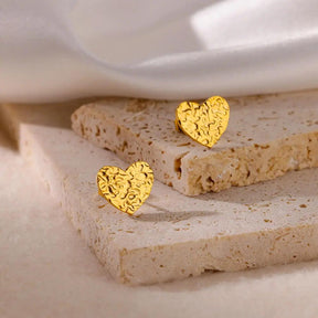 Brinco Dourado Coração com Textura em Aço Inoxidável - Ravelle Luxe