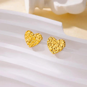 Brinco Dourado Coração com Textura em Aço Inoxidável - Ravelle Luxe