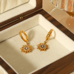 Brinco Dourado Flor Girassol de Zirconia Banhado em Ouro 18k - Ravelle Luxe