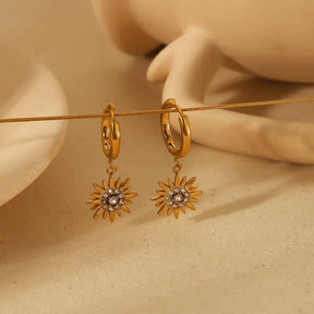 Brinco Dourado Flor Girassol de Zirconia Banhado em Ouro 18k - Ravelle Luxe