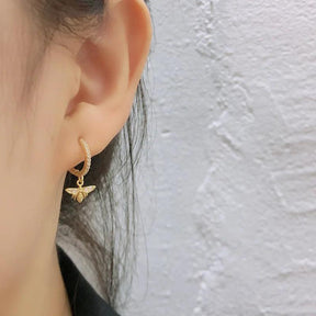 Brinco Dourado com Pingente de Abelha em Prata Esterlina 925 - Ravelle Luxe