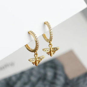 Brinco Dourado com Pingente de Abelha em Prata Esterlina 925 - Ravelle Luxe