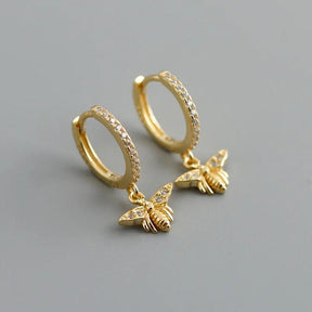 Brinco Dourado com Pingente de Abelha em Prata Esterlina 925 - Ravelle Luxe