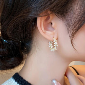 Brinco Dourado de Argola com Pérolas Pequenas Folheado a Ouro 14k - Ravelle Luxe
