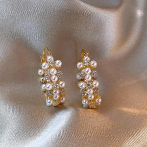 Brinco Dourado de Argola com Pérolas Pequenas Folheado a Ouro 14k - Ravelle Luxe