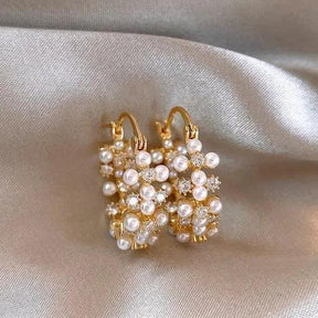 Brinco Dourado de Argola com Pérolas Pequenas Folheado a Ouro 14k - Ravelle Luxe